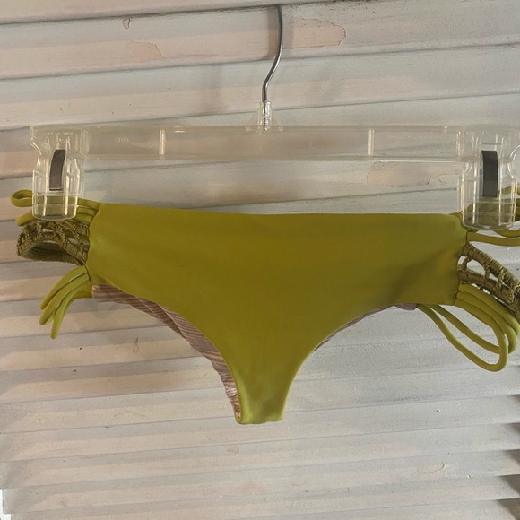 Acacia Belize Top (S) in Arrow and Pikake Bottom (S) in Lilikoi - Picture 7 of 8